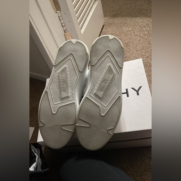 Authentic sneakers . Worn once - Picture 2 of 3